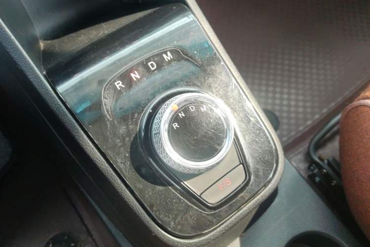 Used Baojun 310 2017 1.5L Automatic Fashion Model Gear Lever