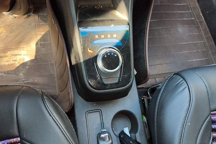 Used Baojun 310 2017 1.5L Automatic Fashion Model Gear Lever