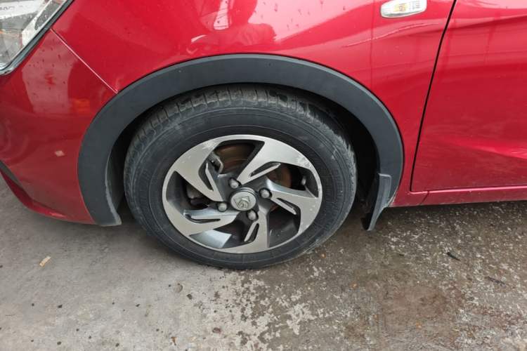 Used Baojun 310 2017 1.5L Automatic Fashion Model Left Front Wheel Hub