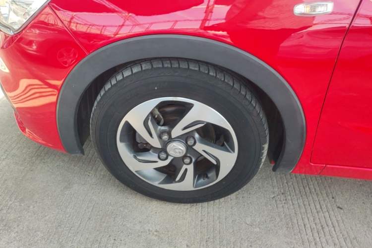 Used Baojun 310 2017 1.5L Automatic Fashion Model Left Front Wheel Hub