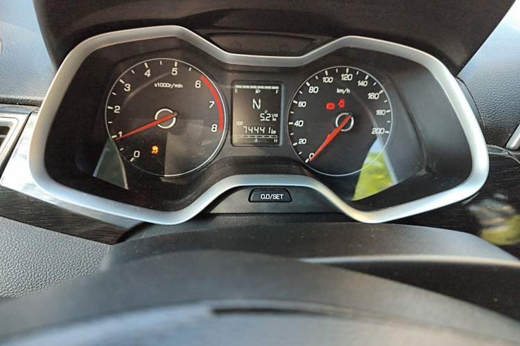 Used Baojun 310 2017 1.5L Automatic Fashion Model Odometer Close Up