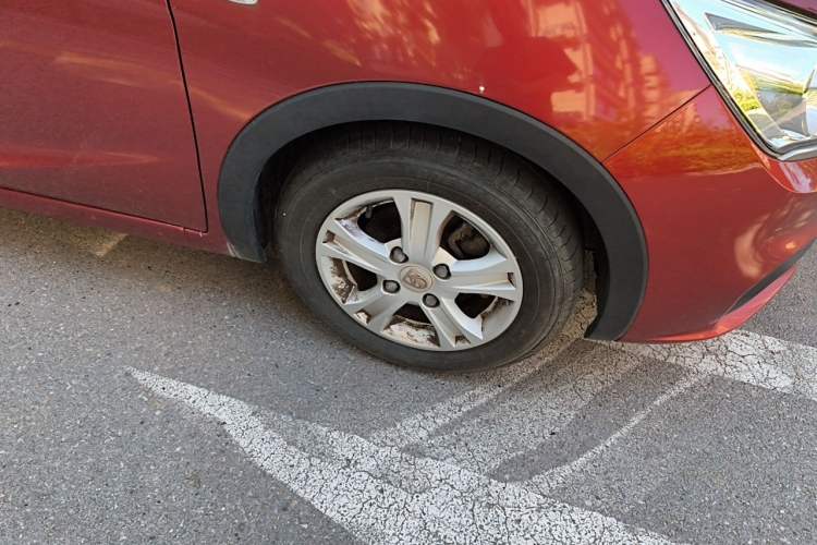 Used Baojun 310 2017 1.5L Automatic Fashion Model Right Front Wheel Hub