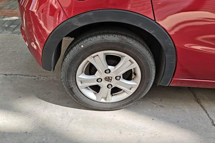 Used Baojun 310 2017 1.5L Automatic Fashion Model Right Rear Wheel Hub
