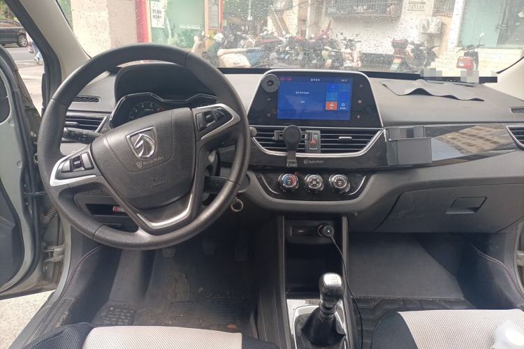 Used Baojun 310 2017 1.5L Manual Luxury Model Center Console