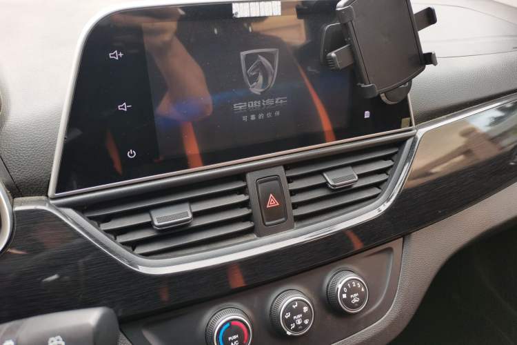 Used Baojun 310 2017 1.5L Automatic Fashion Model Audio And AC Panel