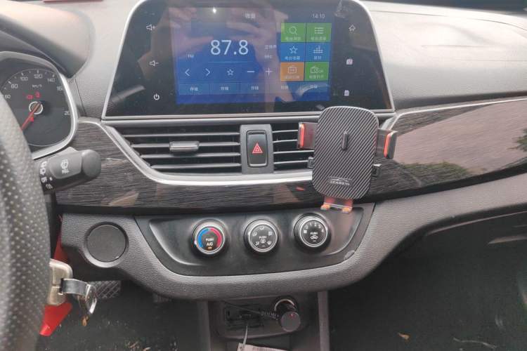 Used Baojun 310 2017 1.5L Automatic Fashion Model Audio And AC Panel