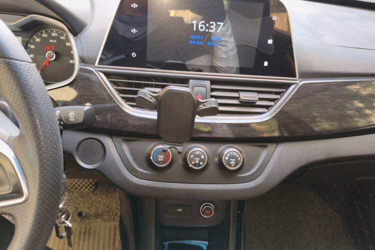 Used Baojun 310 2017 1.5L Automatic Fashion Model Audio And AC Panel