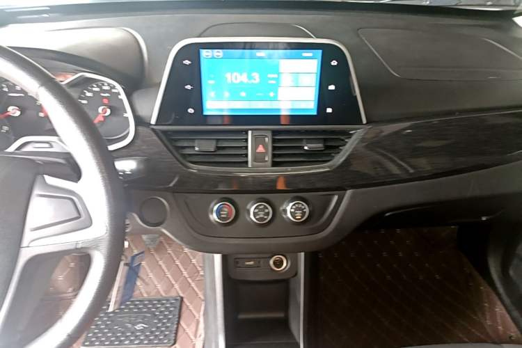 Used Baojun 310 2017 1.5L Manual Fashion Model Audio And AC Panel