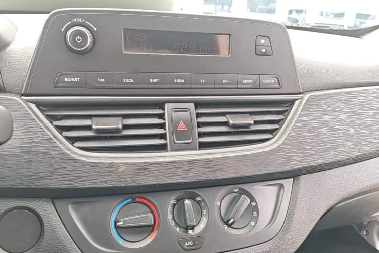 Used Baojun 310 2017 1.5L automatic comfort version Audio And AC Panel
