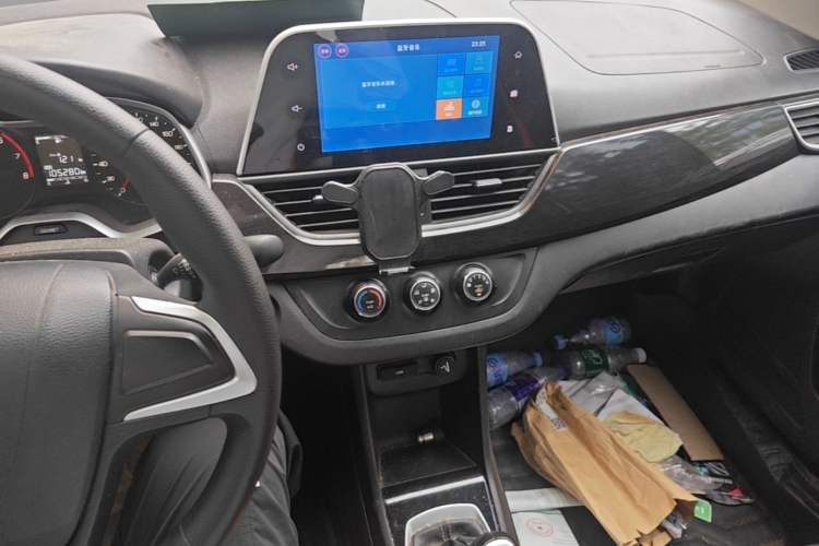 Used Baojun 310 2017 1.5L Manual Fashion Model Audio And AC Panel