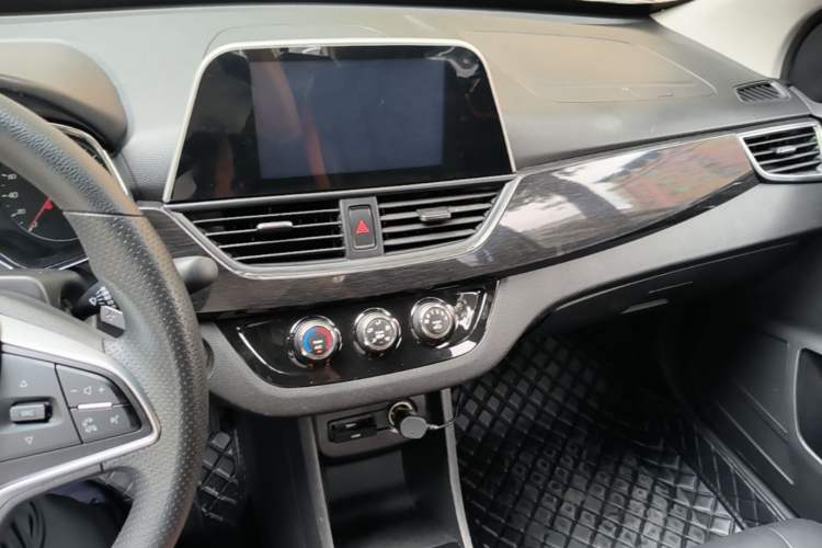 Used Baojun 310 2017 1.5L Automatic Luxury Model Center Console