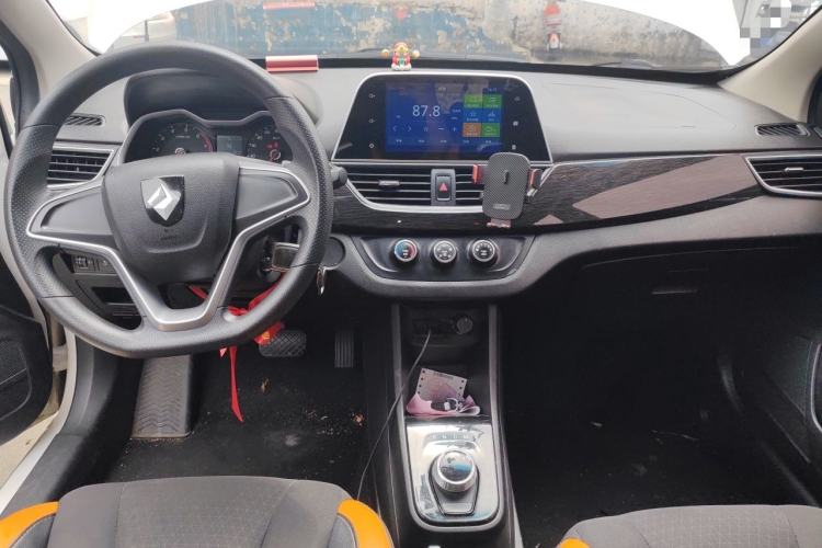 Used Baojun 310 2017 1.5L Automatic Fashion Model Center Console