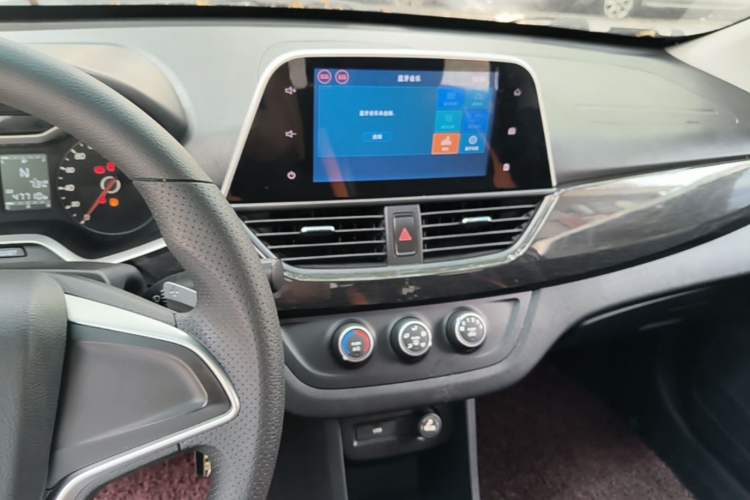 Used Baojun 310 2017 1.5L Automatic Fashion Model Center Console