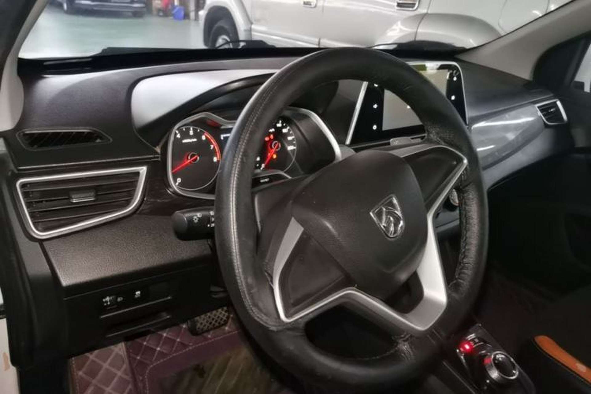 Used Baojun 310 2017 1.5L Automatic Fashion Model Center Console