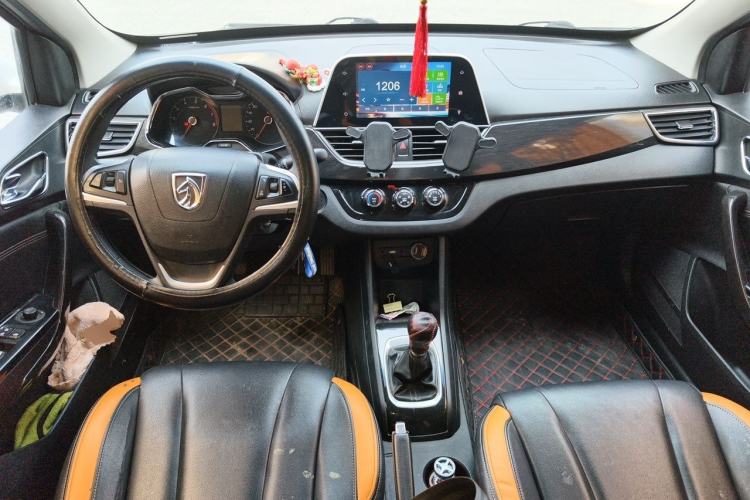 Used Baojun 310 2017 1.5L Manual Luxury Model Center Console