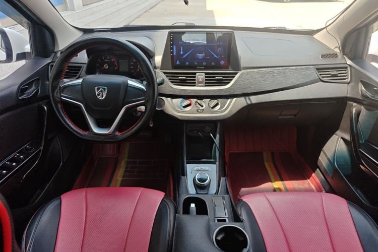Used Baojun 310 2017 1.5L automatic comfort version Center Console