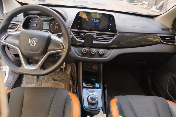 Used Baojun 310 2017 1.5L Automatic Fashion Model Center Console