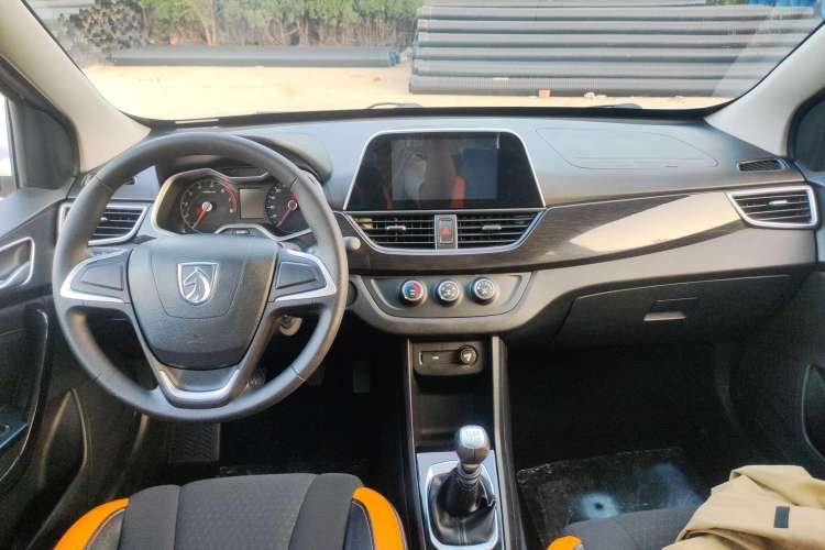 Used Baojun 310 2017 1.5L Manual Fashion Model Center Console