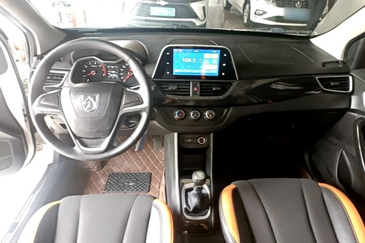 Used Baojun 310 2017 1.5L Manual Fashion Model Center Console