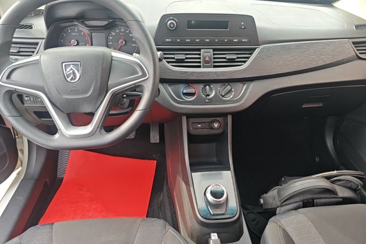 Used Baojun 310 2017 1.5L automatic comfort version Center Console