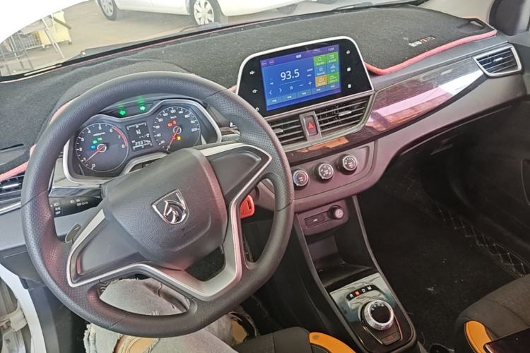Used Baojun 310 2017 1.5L Automatic Fashion Model Center Console