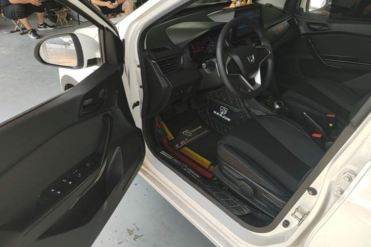 Used Baojun 310 2017 1.5L automatic comfort version Driver Seat