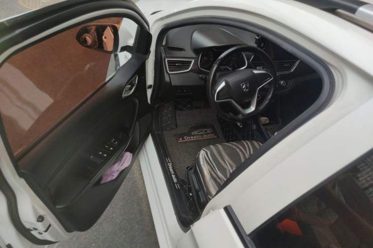 Used Baojun 310 2017 1.5L Automatic Fashion Model Driver Seat