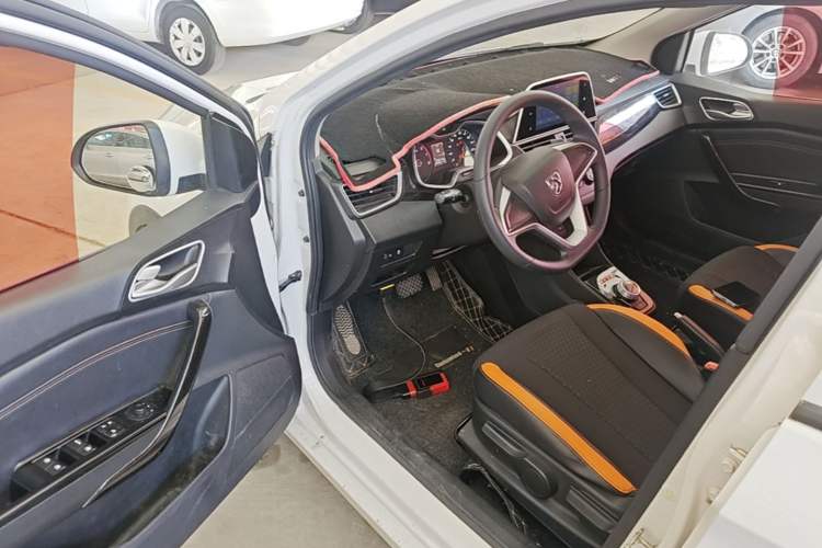 Used Baojun 310 2017 1.5L Automatic Fashion Model Driver Seat