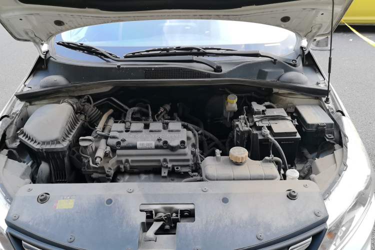 Used Baojun 310 2017 1.5L Automatic Fashion Model Engine Bay