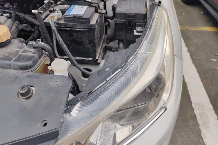 Used Baojun 310 2017 1.5L Automatic Fashion Model Engine Bay Left