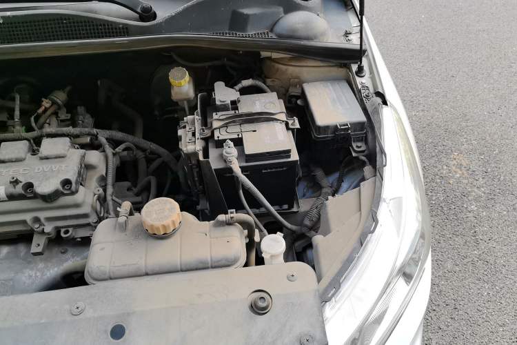 Used Baojun 310 2017 1.5L Automatic Fashion Model Engine Bay Left