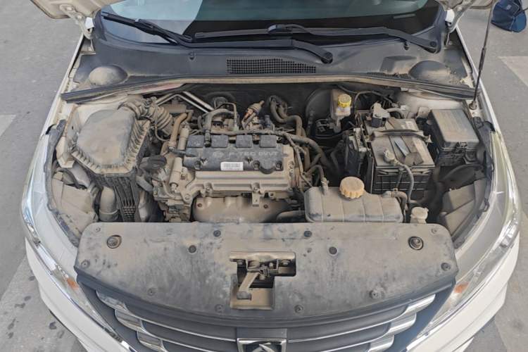 Used Baojun 310 2017 1.5L Automatic Fashion Model Engine Bay