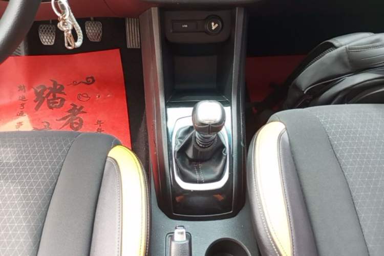 Used Baojun 310 2017 1.5L Manual Fashion Model Gear Lever