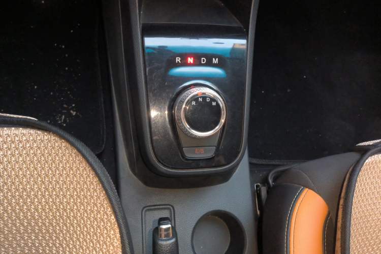 Used Baojun 310 2017 1.5L Automatic Fashion Model Gear Lever