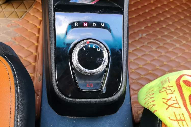 Used Baojun 310 2017 1.5L Automatic Fashion Model Gear Lever