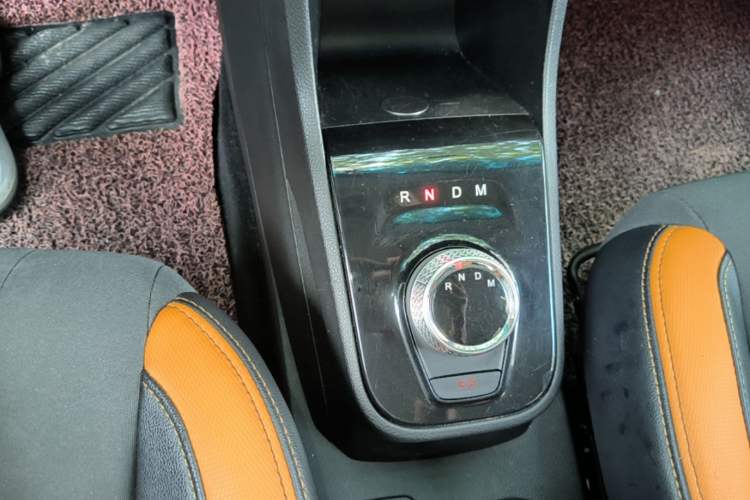 Used Baojun 310 2017 1.5L Automatic Fashion Model Gear Lever