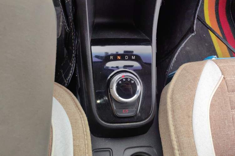 Used Baojun 310 2017 1.5L automatic comfort version Gear Lever