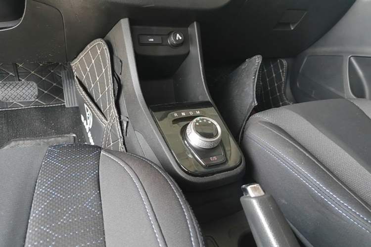 Used Baojun 310 2017 1.5L automatic comfort version Gear Lever