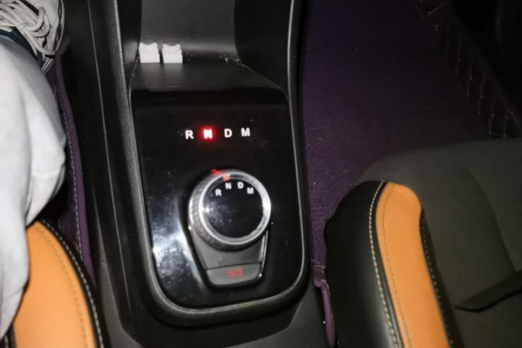 Used Baojun 310 2017 1.5L Automatic Fashion Model Gear Lever