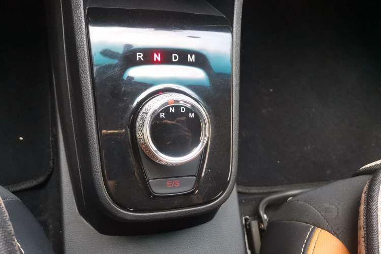 Used Baojun 310 2017 1.5L Automatic Fashion Model Gear Lever