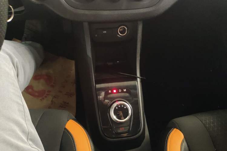 Used Baojun 310 2017 1.5L Automatic Fashion Model Gear Lever