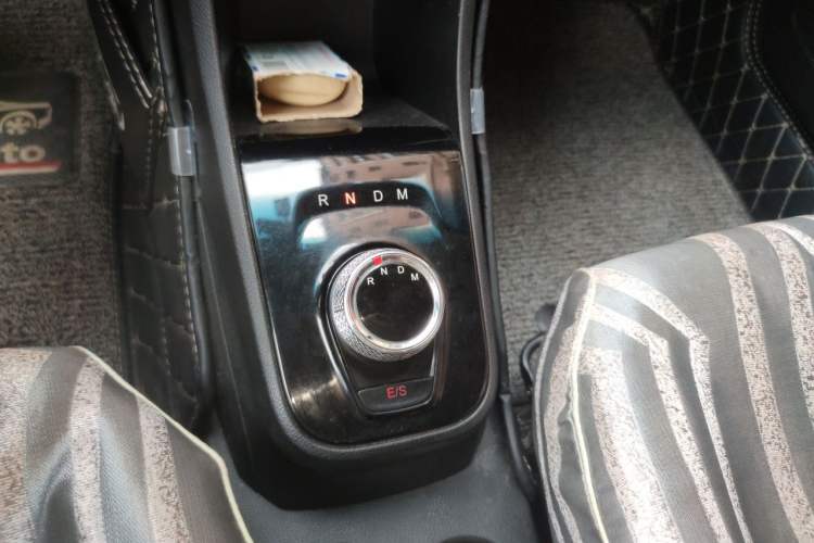 Used Baojun 310 2017 1.5L Automatic Fashion Model Gear Lever