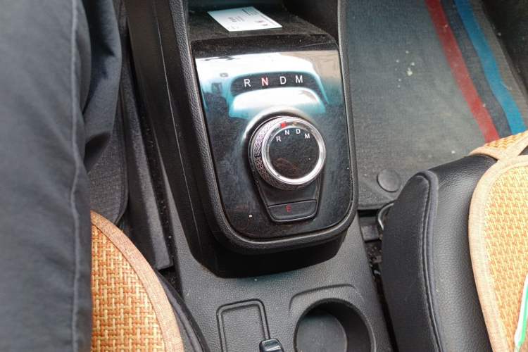 Used Baojun 310 2017 1.5L automatic comfort version Gear Lever