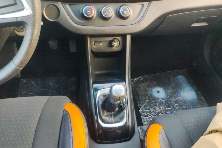 Used Baojun 310 2017 1.5L Manual Fashion Model Gear Lever