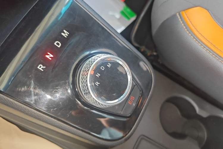 Used Baojun 310 2017 1.5L Automatic Fashion Model Gear Lever