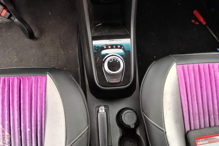 Used Baojun 310 2017 1.5L Automatic Fashion Model Gear Lever