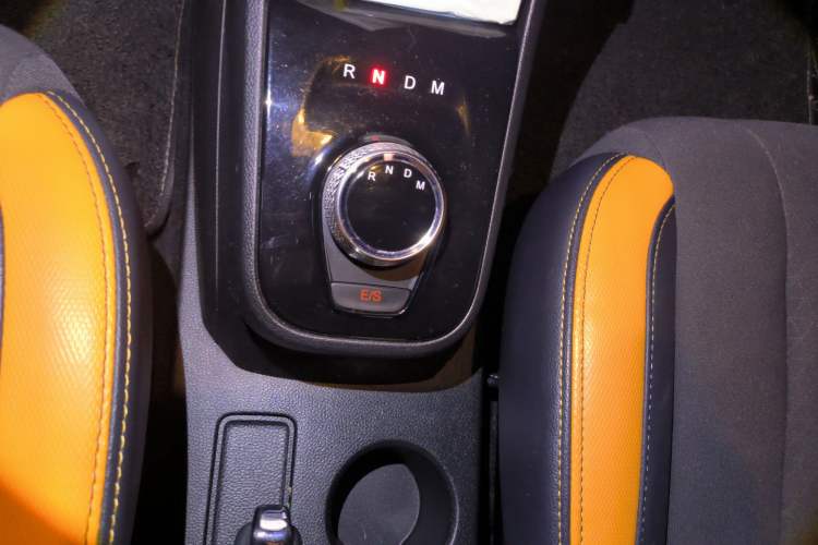 Used Baojun 310 2017 1.5L Automatic Fashion Model Gear Lever
