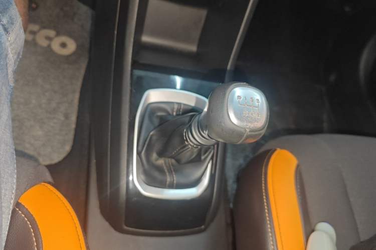 Used Baojun 310 2017 1.5L Manual Fashion Model Gear Lever