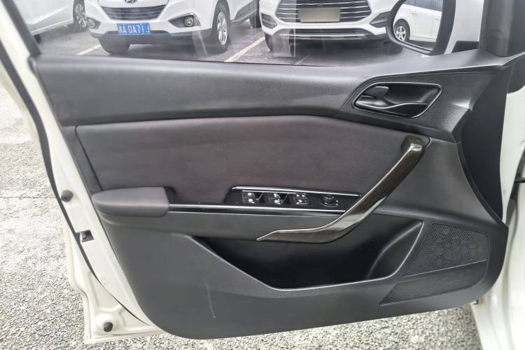 Used Baojun 310 2017 1.5L automatic comfort version Interior 10