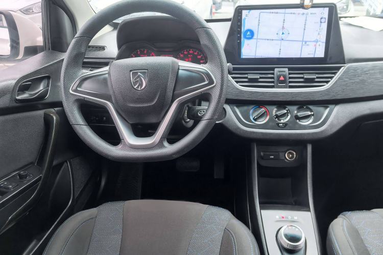 Used Baojun 310 2017 1.5L automatic comfort version Interior 12
